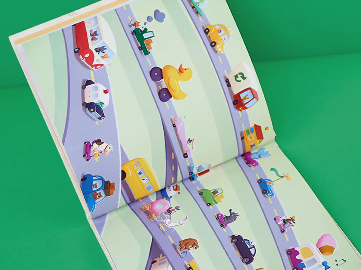 Les illustrations de ce livre personnalisé comprennent de nombreux détails qui plairont aux petits garçons, comme cet embouteillage.