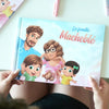 Une maman s'apprête à lire son cadeau de fête des mères : un livre pour les parents et les enfants de chez Hourra Héros.