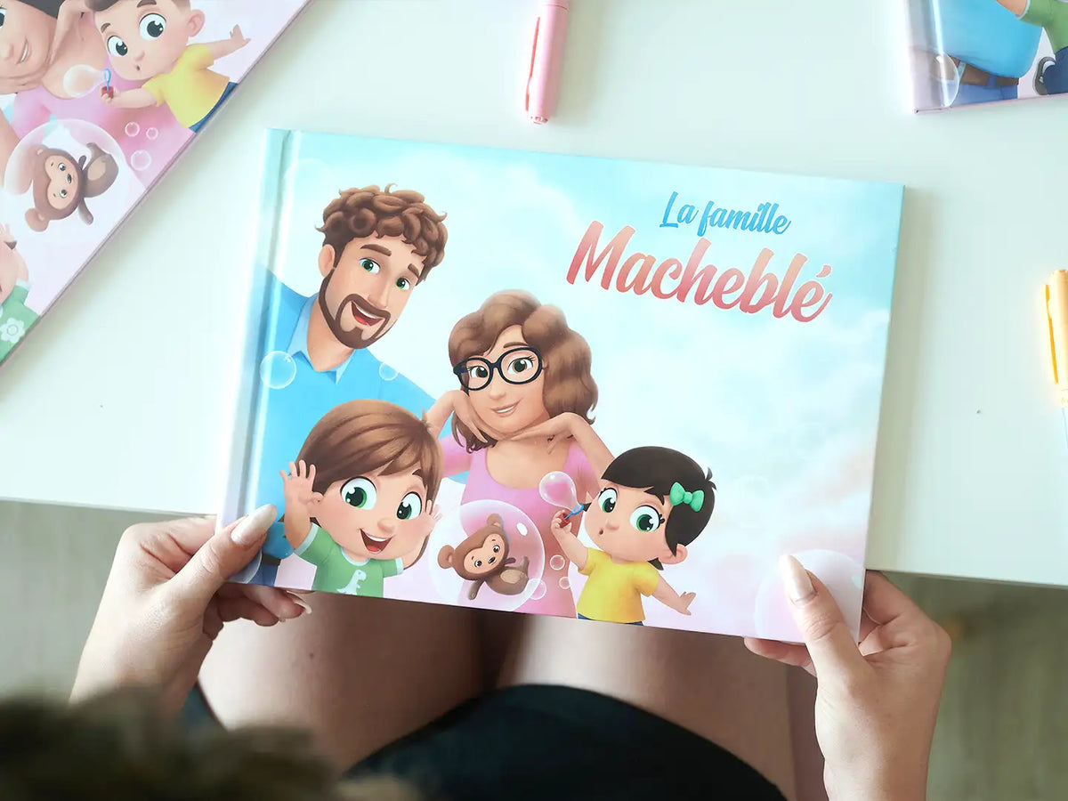 Une maman s'apprête à lire son cadeau de fête des mères : un livre pour les parents et les enfants de chez Hourra Héros.