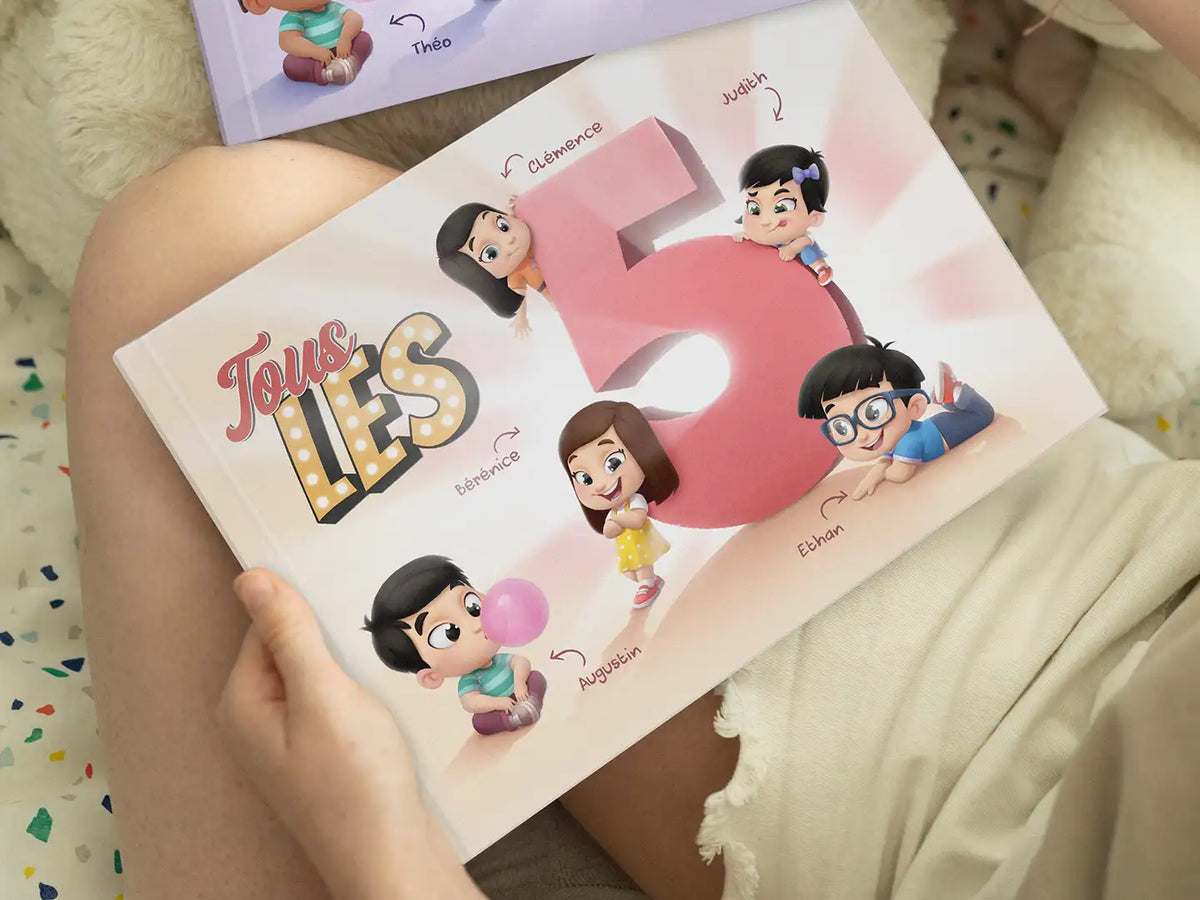 Une femme tenant un livre personnalisé conçu pour cinq enfants, ce qui constitue un excellent cadeau personnalisé pour une famille.