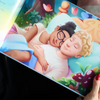 Un aperçu de ce livre d’amour personnalisé, avec une belle illustration d’un couple qui s’enlace – un souvenir unique pour célébrer votre amour et vos moments précieux.
