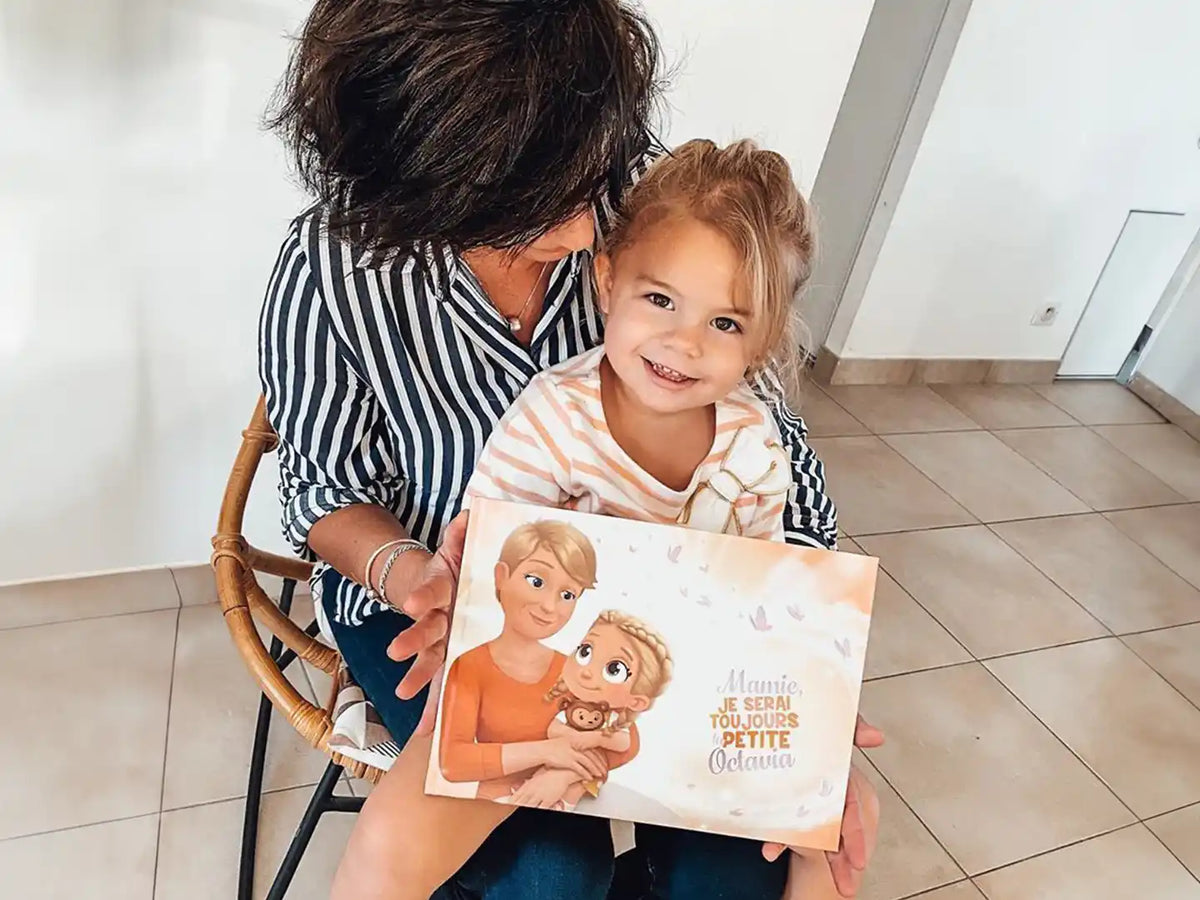 Une petite fille qui adore le cadeau personnalisé de sa mamie, un cadeau idéal pour Noêl, la fête des grands mères ou un anniversaire.