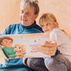 Vous pouvez personnaliser Papy et sa petite fille dans ce cadeau d'anniversaire, de Noël ou de fête des grands-parents.