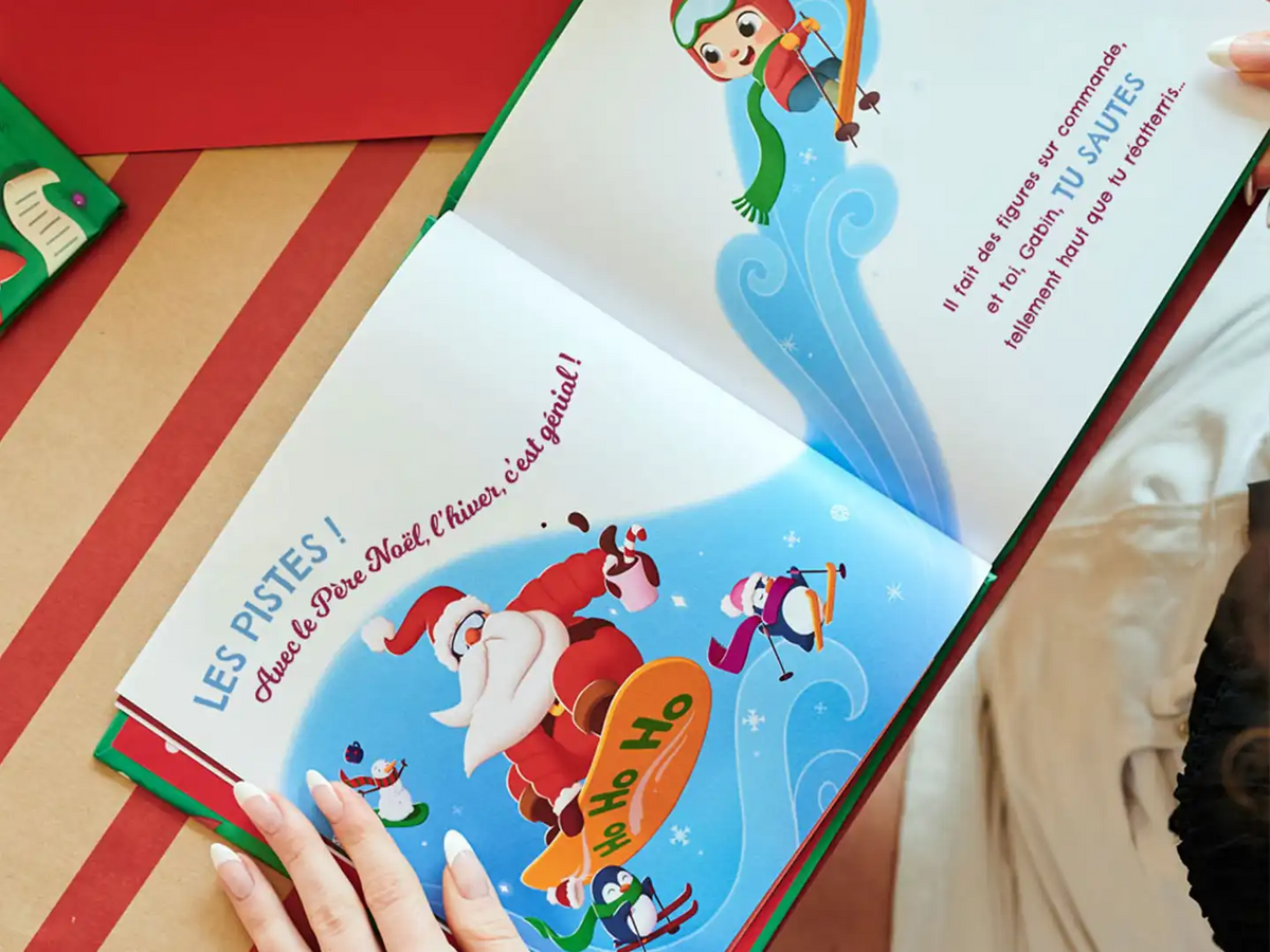 Pendant 12 mois, votre enfant suit le programme du Père Noël dans des histoires amusantes et bien illustrées.