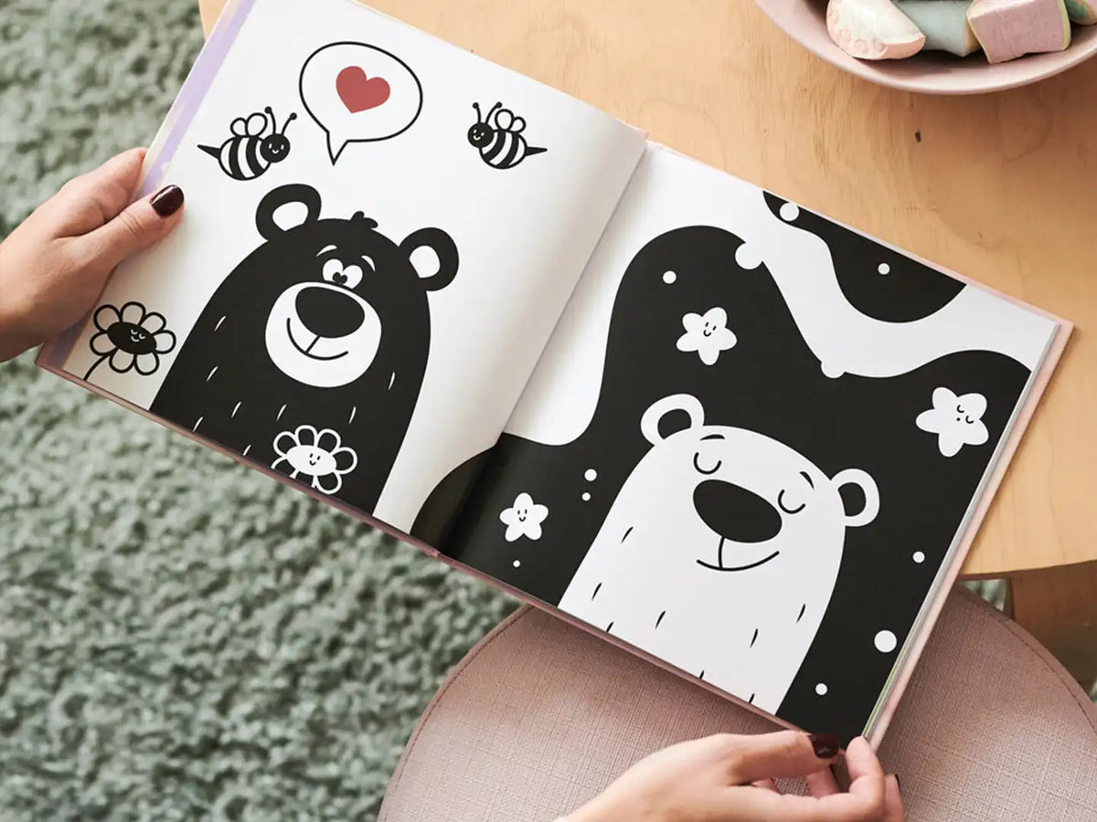 Pour les plus petits, certaines illustrations en noir et blanc permettent de créer un contraste et de rendre les petits attentifs. Le cadeau de naissance idéal.