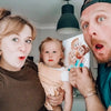 Un couple et leur petite fille tenant leur livre personnalisé pour les familles. Un cadeau idéal pour Papa et Maman.