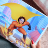 Una delle illustrazioni colorate del libro personalizzato per papà, dove è ritratto come il supereroe che è.