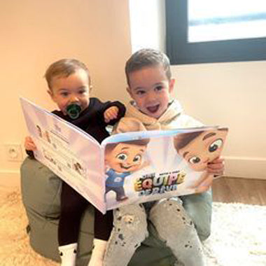 Avec un livre personnalisé Hourra Héros, vos enfants partageront de bons moments et se crééront de beaux souvenirs.