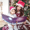 Une maman et son enfant en train de lire leur livre personnalisé de Noël. Le meilleur cadeau de Noël.