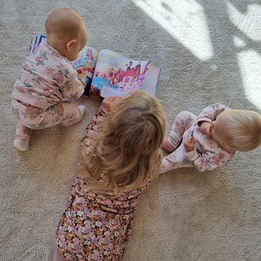 Pour un anniversaire, Noël ou n'importe quelle occasion, offrez à trois enfants un livre personnalisé pour fratries.