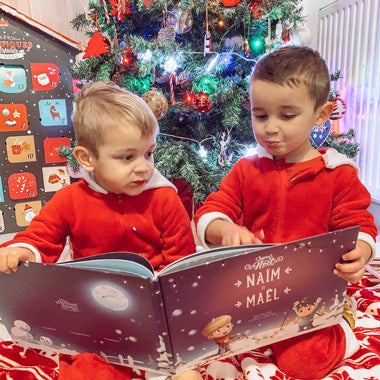 Avec un livre personnalisé Hourra Héros, vos enfants partageront de bons moments et se crééront de beaux souvenirs.