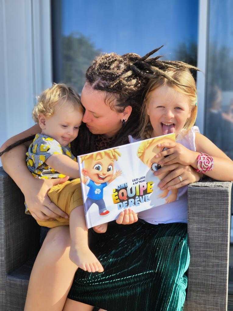 Une maman et ses enfants en train de dévorer leur cadeau personnalisé d'anniversaire : un livre Hourra Héros pour les enfants.