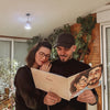 Un couple lisant le meilleur cadeau d'amour personnalisé à offrir pour un anniversaire de relation ou la Saint-Valentin.