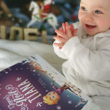Les enfants adoreront découvrir leur livre personnalisé Hourra Héros sous le sapin de Noël.