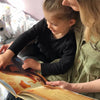 Une maman et sa fille lisent un livre d'anniversaire personnalisé.