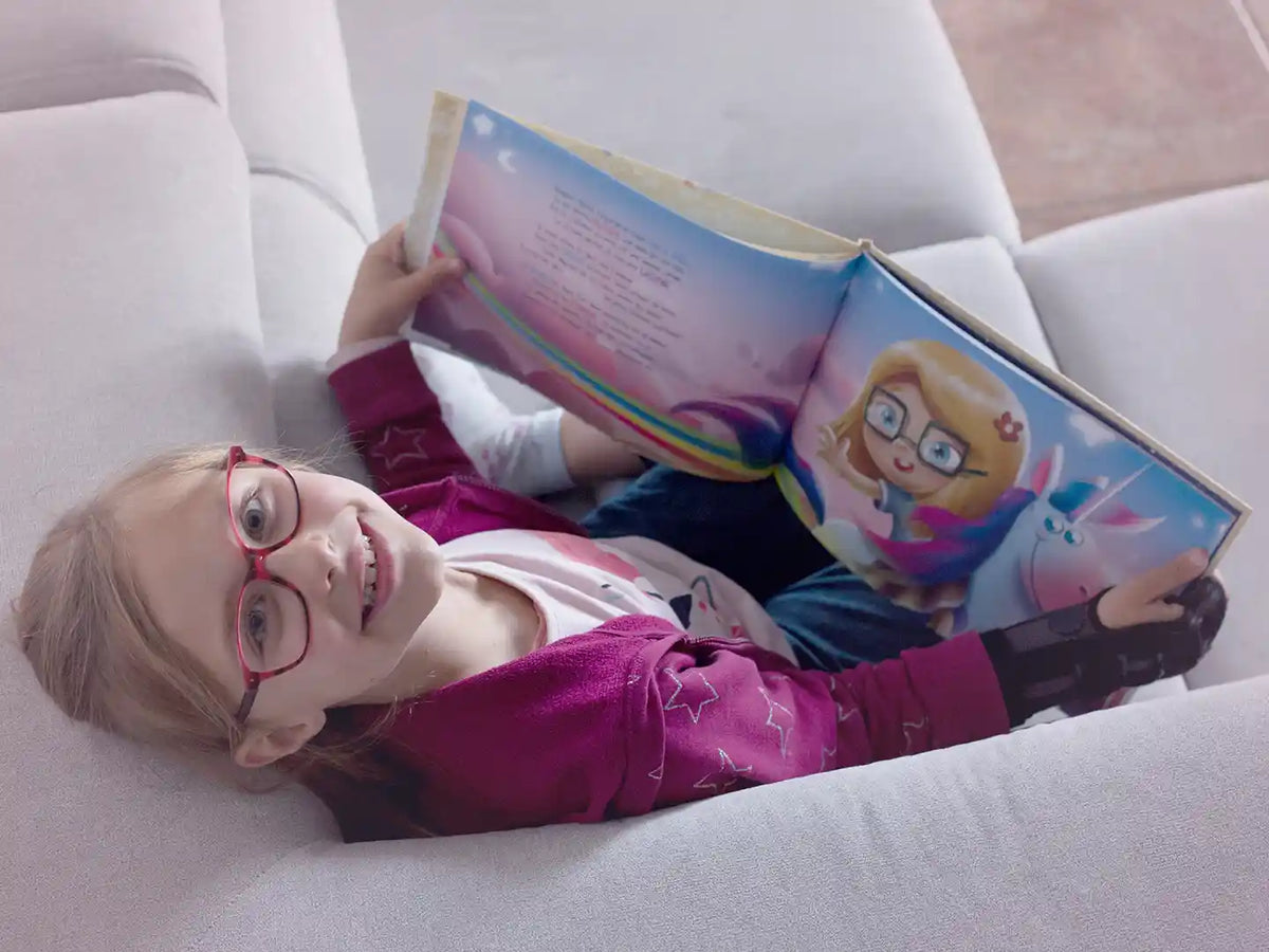 Une fille de sept ans avec son livre d'anniversaire personnalisé.