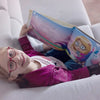 Une fille de neuf ans avec son livre d'anniversaire personnalisé.