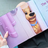Gros plan sur une page illustrée d’un livre pour chien personnalisé montrant un mignon chien dessin animé regardant joyeusement à travers une porte.