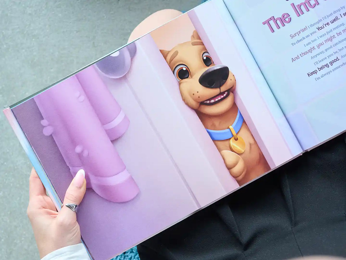 Gros plan sur une page illustrée d’un livre pour chien personnalisé montrant un mignon chien dessin animé regardant joyeusement à travers une porte.