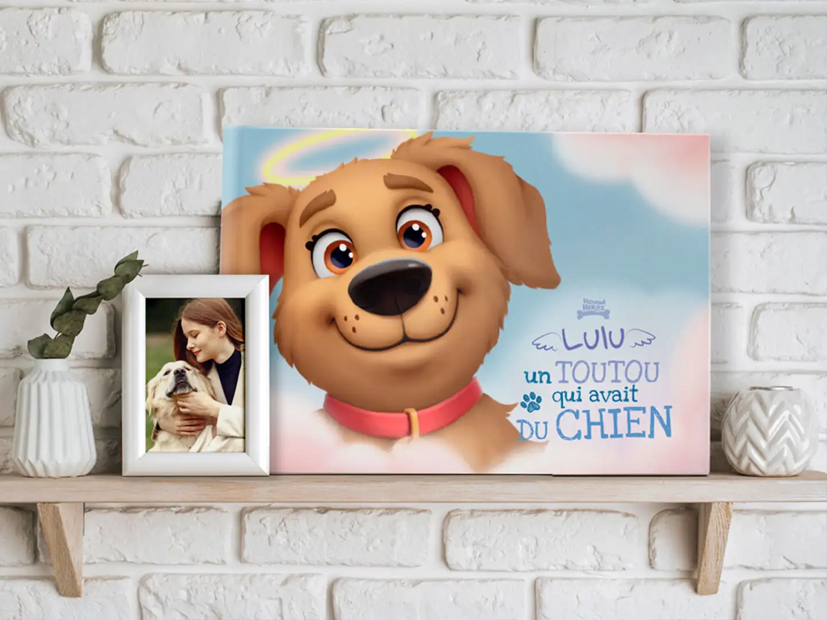 Toile souvenir personnalisée pour chien intitulée « Lulu, un toutou qui avait du chien » de Hooray Heroes, exposée sur une étagère blanche à côté d’une photo encadrée — un cadeau émouvant pour se souvenir de son chien.