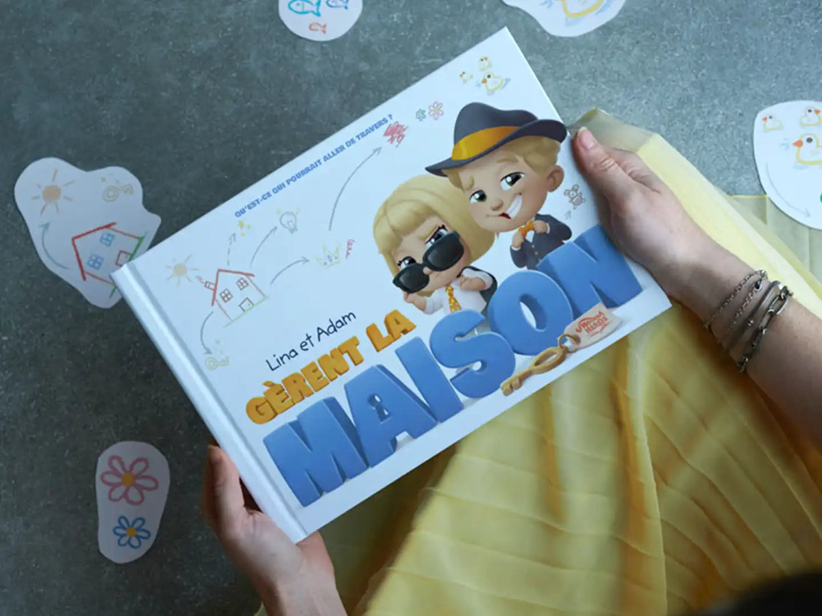La couverture du nouveau livre personnalisé seul à la maison pour les frères et sœurs qui est un excellent cadeau d'anniversaire.