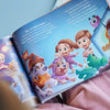 Jolie illustration d'un livre personnalisé pour les frères et sœurs seuls à la maison où ils font la fête.