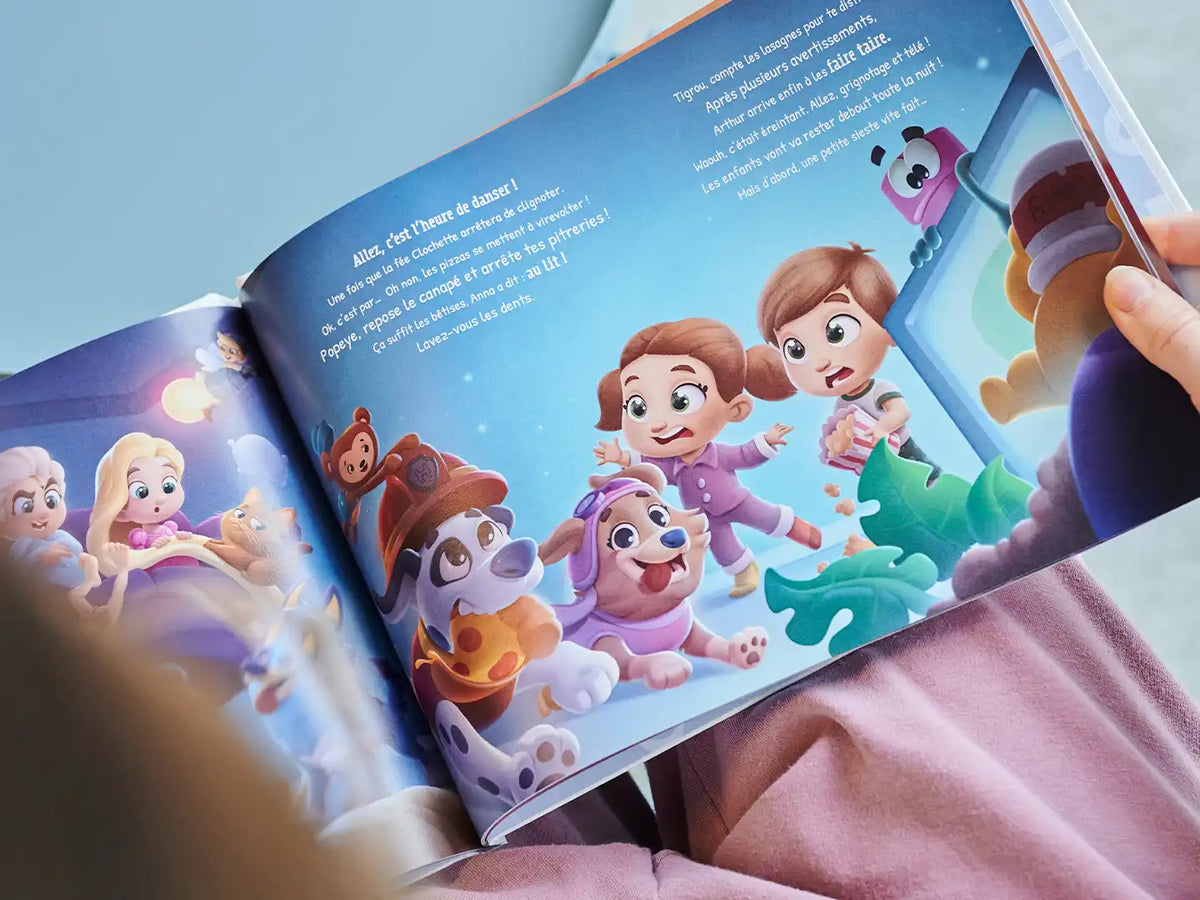 Jolie illustration d'un livre personnalisé pour les frères et sœurs seuls à la maison où ils font la fête.
