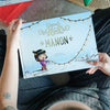 Une femme tient un livre de Noël personnalisé, qui est le meilleur cadeau de Noël pour les enfants.