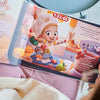 Un petit chef qui fait des dégâts dans la cuisine grâce à notre livre personnalisé seul à la maison pour un enfant.