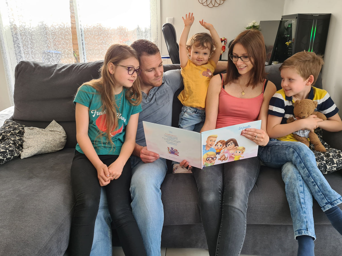 Une famille profitant ensemble de ce cadeau familial personnalisé.