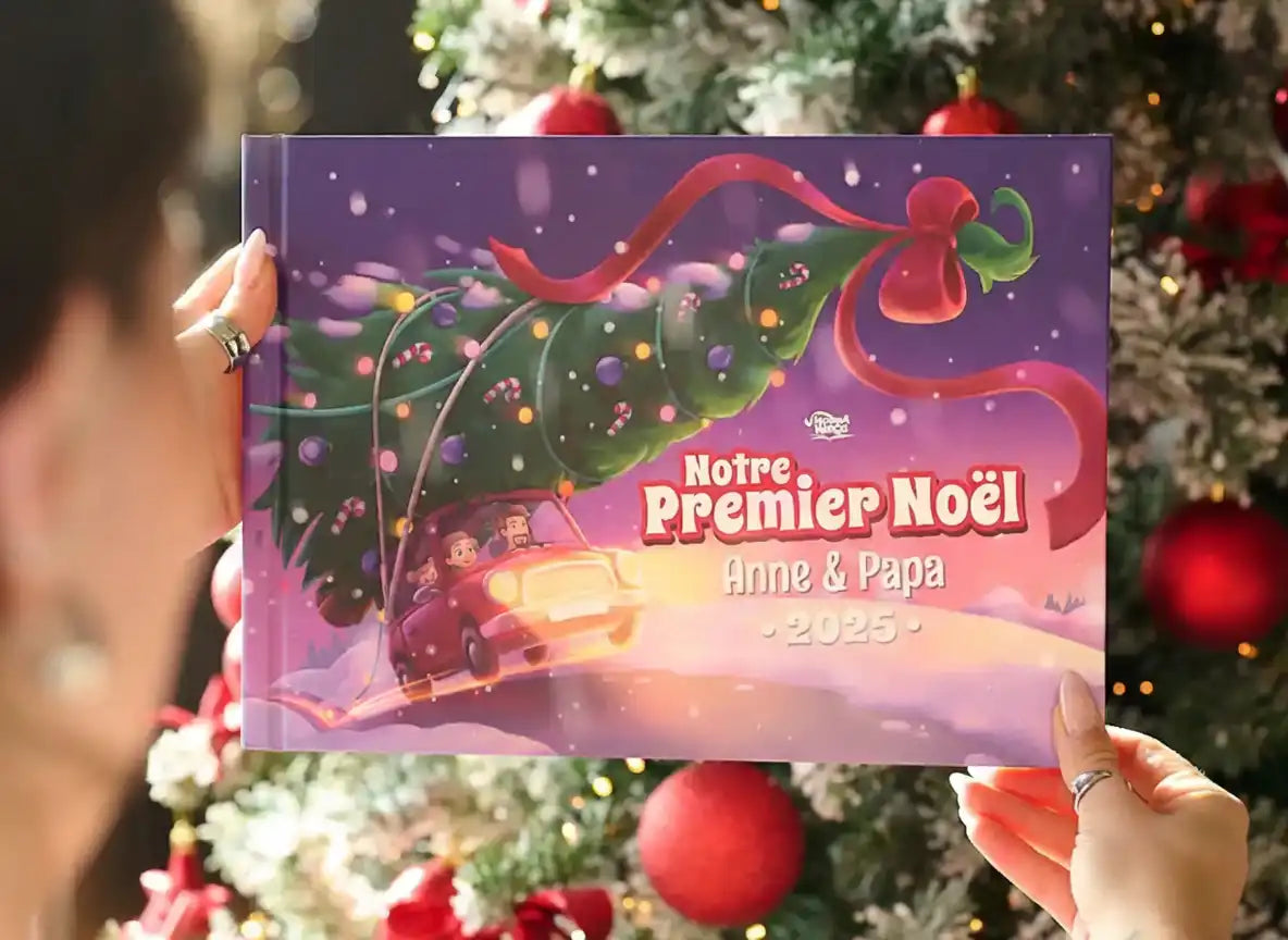 Livre de Noël personnalisé “Notre Premier Noël 2025” avec Anne et Papa, présenté devant un sapin décoré.