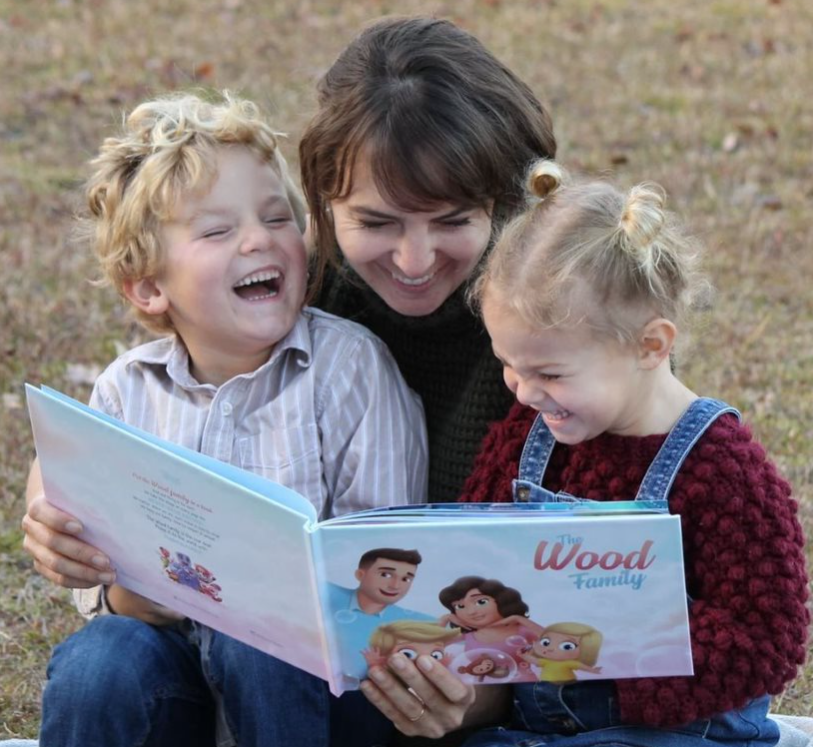 Maman et ses enfants en train de lire un livre personnalisé pour familles de Hourra Héros.