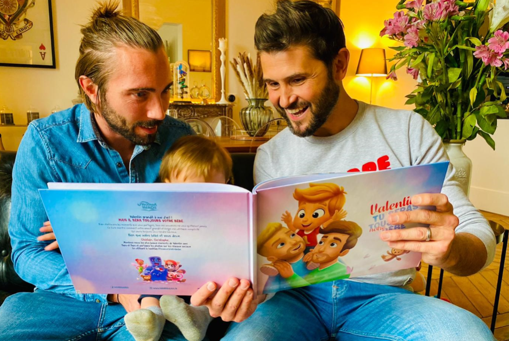 Christophe Beaugrand et sa famille lisant un livre personnalisé Hourra Héros.