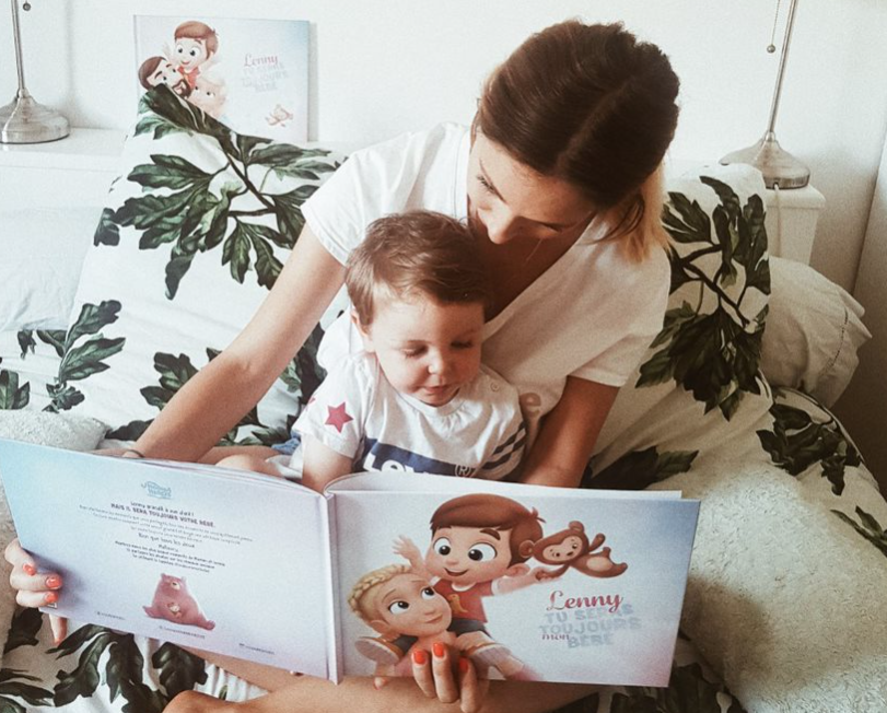 Maman lisant son livre personnalisé pour 1 enfant de chez Hourra Héros.