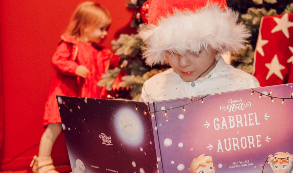 Un enfant lisant son livre de Noël Hourra Héros. Un cadeau original et DIY.
